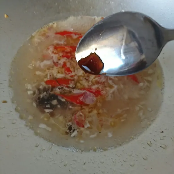 Tambahkan air. Setelah air mendidih, masukkan saori saus tiram, saus cabai, garam, gula, merica bubuk, dan penyedap rasa. Koreksi rasa.