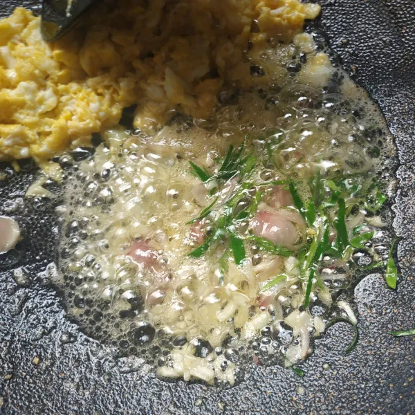 Tumis bawang dan daun jeruk hingga harum.