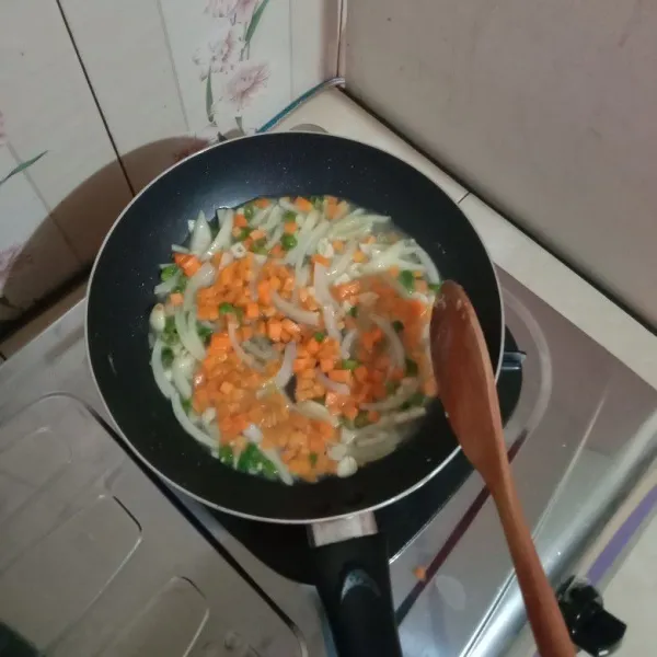 Tuang sedikit air lalu masukkan wortel, masak hingga wortel lunak.