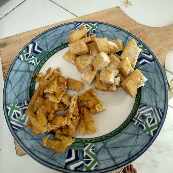 Setelah tahu dan telur matang lalu dipotong kecil-kecil.