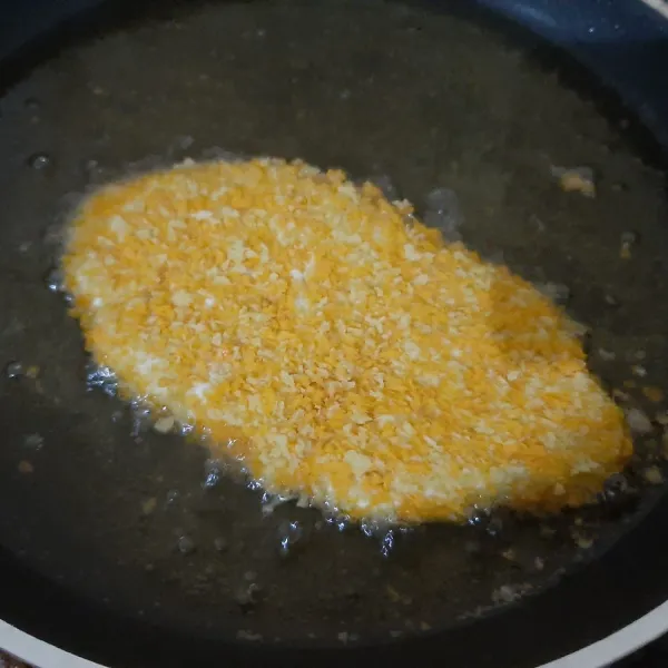 Goreng dalam minyak panas hingga matang. Sajikan.