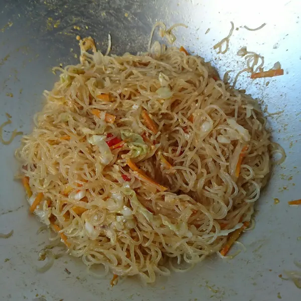 Terakhir masukkan bihun dan kecap. Koreksi rasa kembali. Masak sampai kuah meresap. Matang. Sajikan.