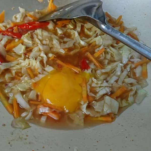 Masukkan telur, orak-arik agar segera bercampur dengan wortel dan kubis.