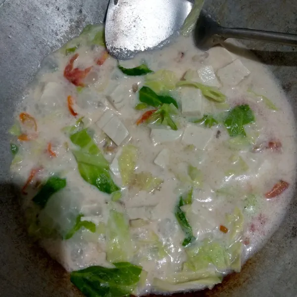 Koreksi rasa dan tunggu hingga tahu kuah santan matang.