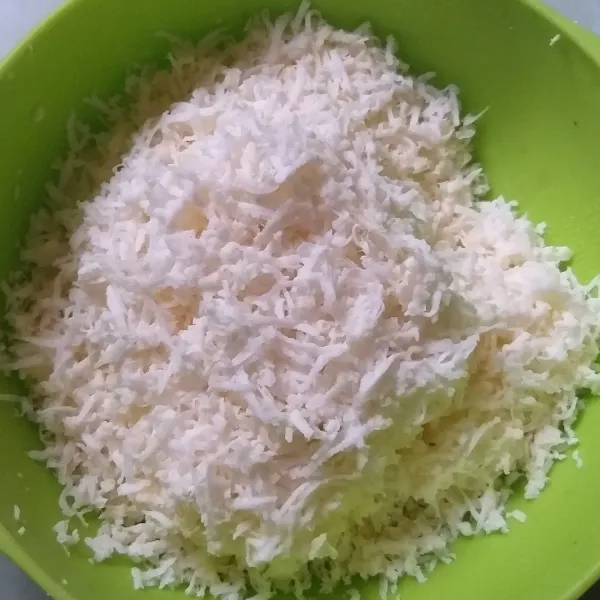 Parut kelapa dan singkong yang sudah dibersihkan kemudian sisihkan.