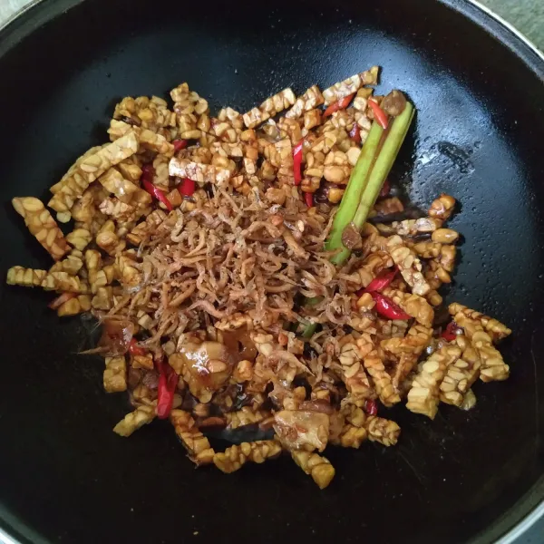 Masukkan tempe dan teri goreng. Aduk sampai tercampur rata.