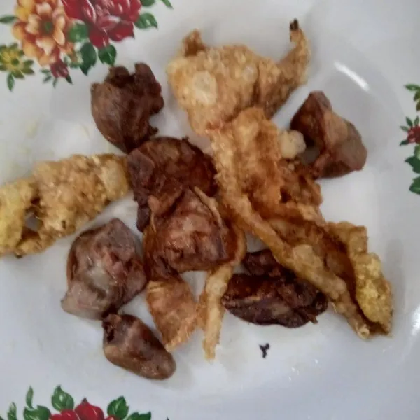 Goreng kulit ayam dan hatinya lalu sisihkan sebentar.