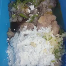 Campur semua bahan, aduk sampai rata. Koreksi rasa dengan cara menggoreng sedikit bahan.