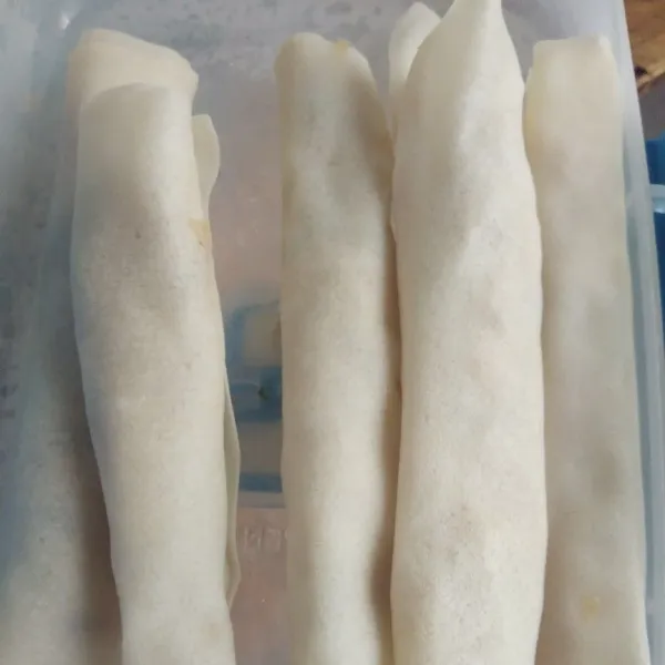 Bungkus memanjang menggunakan kulit lumpia.