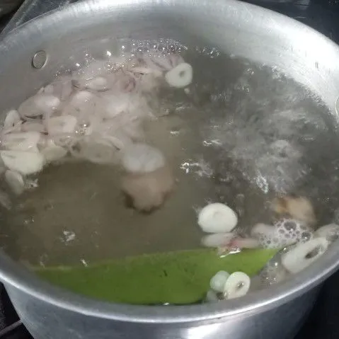 Didihkan air, tambahkan bumbu iris, daun salam, dan lengkuas.