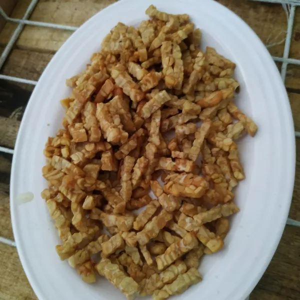 Goreng tempe sampai garing kemudian sisihkan.