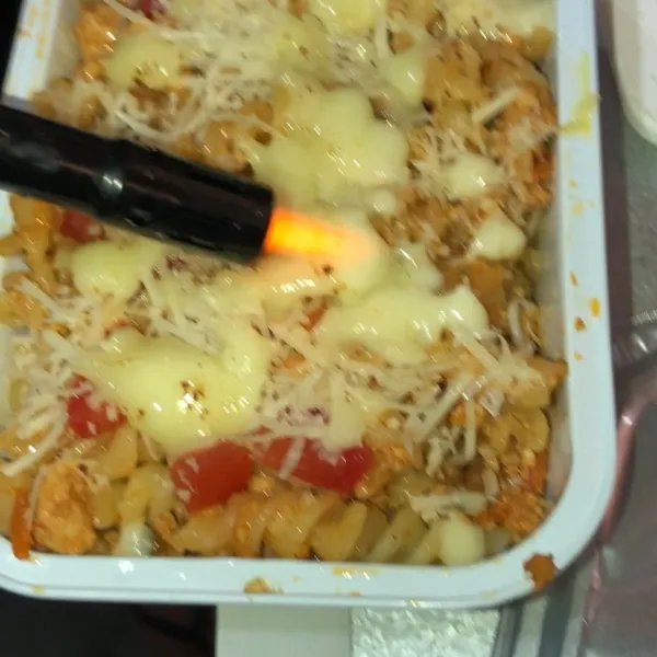 Atau anda bisa menggunakan mancis gas untuk melumerkan atas kejunya. (Cara kedua)