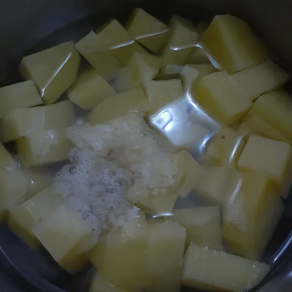 Rebus kentang ke dalam air mendidih hingga empuk.