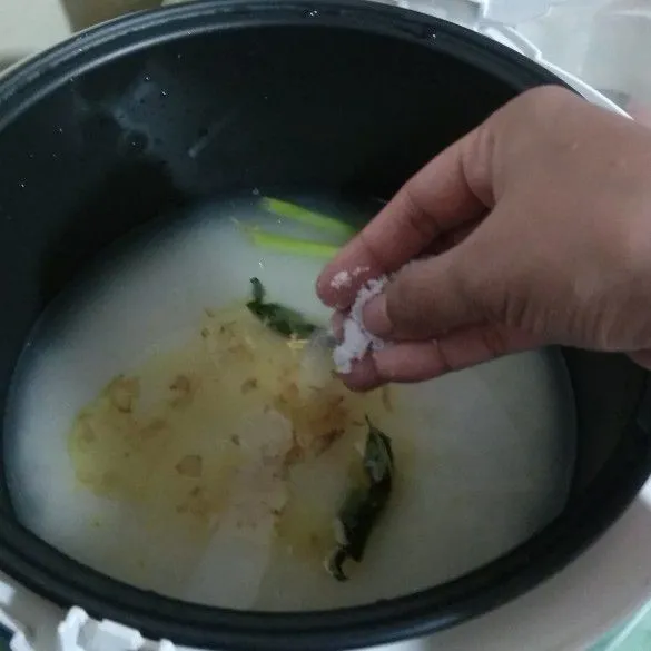 Tambahkan garam secukupnya dan nyalakan rice cooker. Masak seperti memasak nasi biasanya dan tunggu hingga matang.
