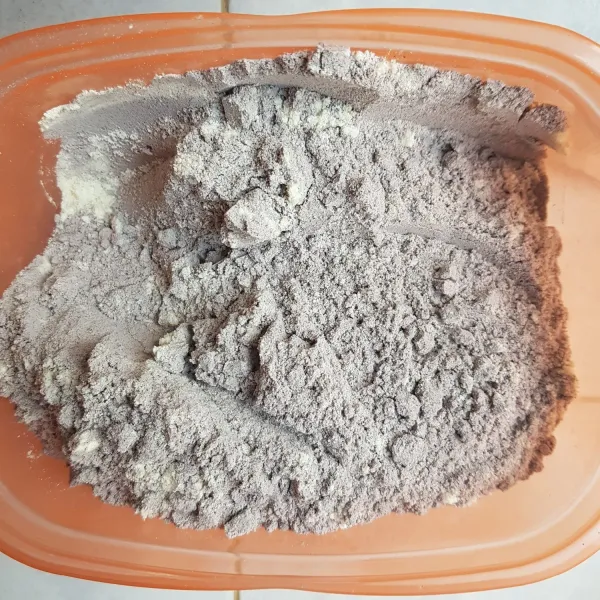 Campur tepung ketan hitam dan susu bubuk. Sisihkan.