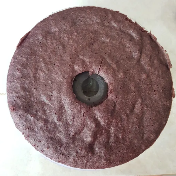 Setelah 40 menit dan bolu matang, keluarkan bolu dari kukusan. Tunggu bolu hingga mencapai suhu ruang, lalu keluarkan bolu dari cetakan. Siap sajikan dengan topping sesuai selera.