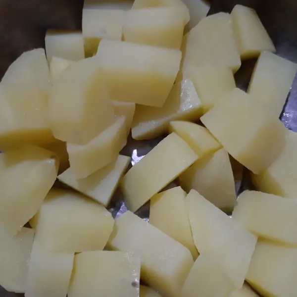 Angkat kentang kemudian segera tiriskan.