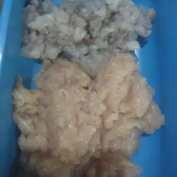 Siapkan daging ayam giling dan udang cincang.