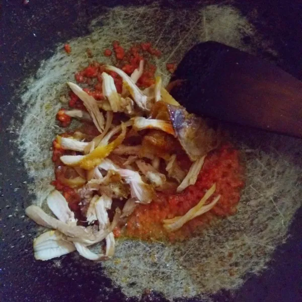 Masukkan ayam suwir dan aduk hingga rata.