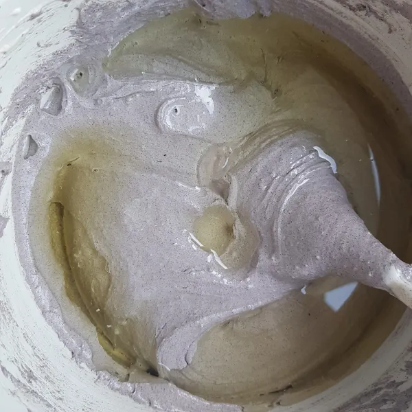 Masukkan minyak goreng, aduk perlahan menggunakan spatula hingga benar-benar tercampur rata (tidak ada endapan minyak).