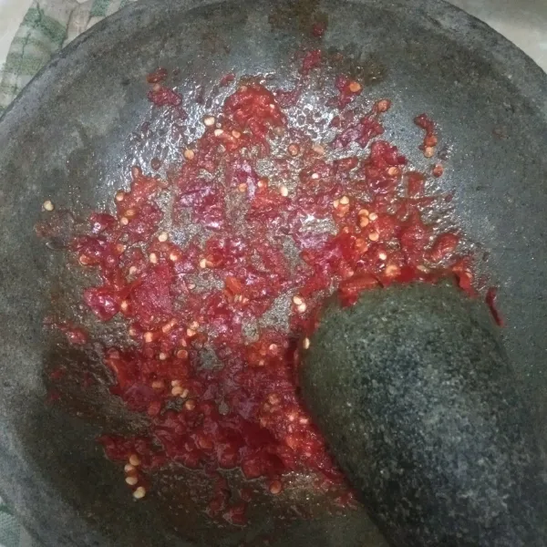 Masukkan ke dalam ulekan semua bahan bumbu, lalu ulek kasar.