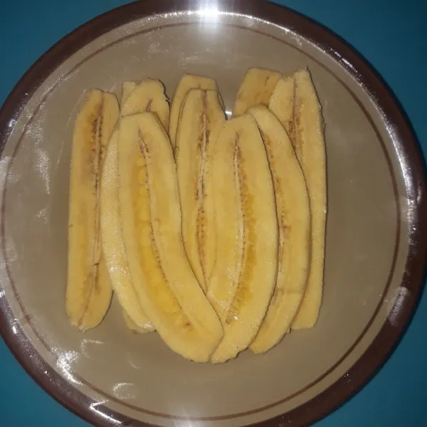 Belah pisang jadi 2 bagian.