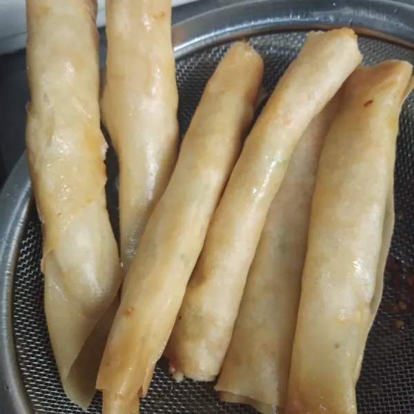 Angkat lalu tiriskan. Lumpia bisa disajikan dengan saus sambal.
