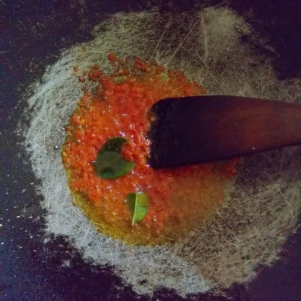 Tumis bumbu halus dengan daun jeruk hingga matang.