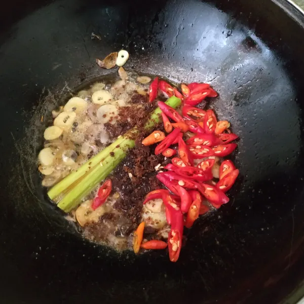 Masukkan garam, kaldu bubuk, lada bubuk, gula merah, dan irisan cabe merah. Aduk rata.