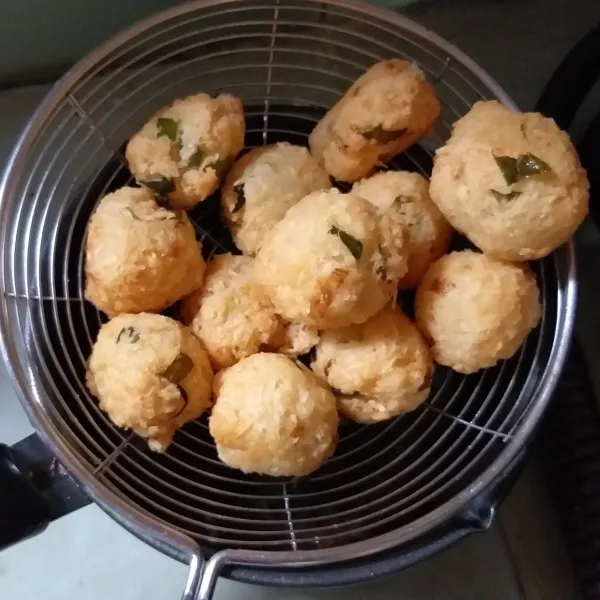 Panaskan minyak, goreng adonan hingga coklat keemasan. Jika sudah matang angkat dan tiriskan.
