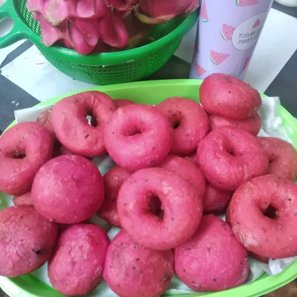 Goreng dengan minyak panas dan api kecil. Gunakan metode sekali balik agar tidak menyerap banyak minyak. Beri topping sesuai selera.