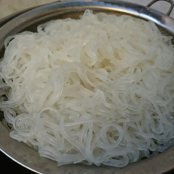 Rebus bihun pada air mendidih. Beri sedikit garam dan minyak goreng. Angkat dan tiriskan.