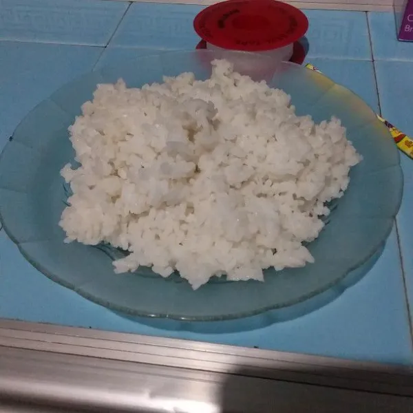 Siapkan nasi putih 1 piring sedang.