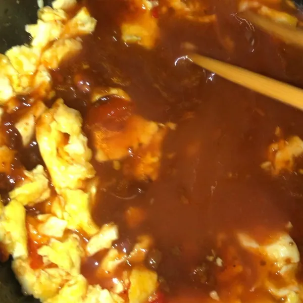 Tambahkan saus la fonte, saus tomat, gula, garam, lada aduk hingga rata. Tambahkan daun bawang dan wortel yang sudah diiris tipis. Tutup rice cooker sebentar dan klik cooked kembali (-/+ 3 menit).