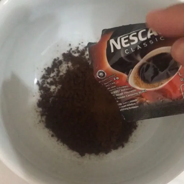 Masukkan bubuk kopi ke dalam mangkok.