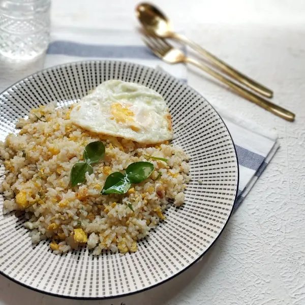 Pindahkan ke piring, sajikan dengan telur ceplok.