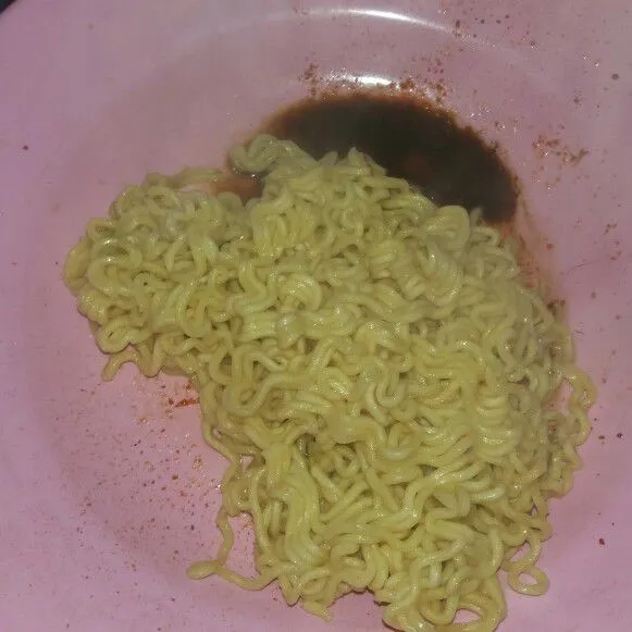 Campur mie dengan bumbu yang tersedia dalam kemasannya. Aduk hingga tercampur rata.