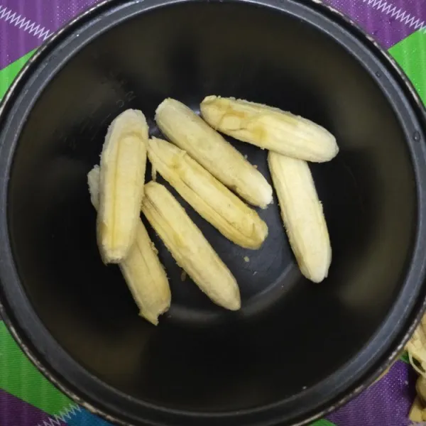Kupas 7 buah pisang kemudian sisihkan.