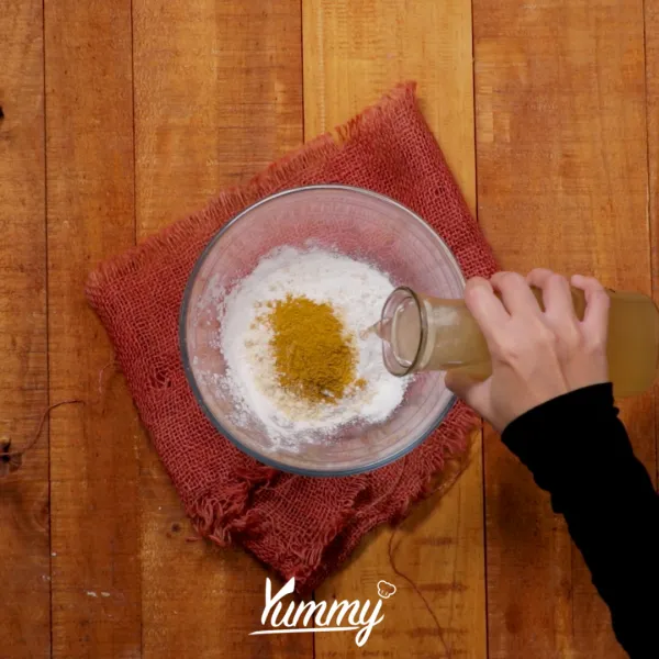 Masukkan air kaldu. Aduk rata hingga membentuk adonan yang cair.