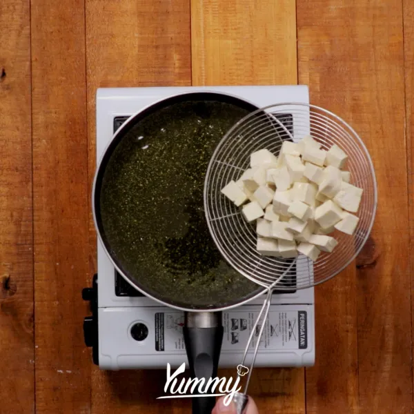 Panaskan minyak, goreng tahu dengan api besar hingga mengembang. Kemudian tuangkan adonan tepung sebagian, goreng dengan api kecil hingga mengering. Kemudian tuang kembali adonan tepung, goreng hingga mengering. Lakukan 2-3x. Tiriskan.