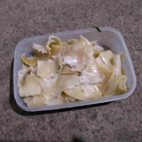 Rebus air sampai mendidih, masukkan krupuk udang. Setelah 10 menit, matikan api. Biarkan krupuk udang tetap di dalam rebusan air tadi kira-kira 30 menit atau bisa disesuaikan dengan selera. Suka yang empuk atau yang kenyal. Tiriskan kerupuk udang rebus.