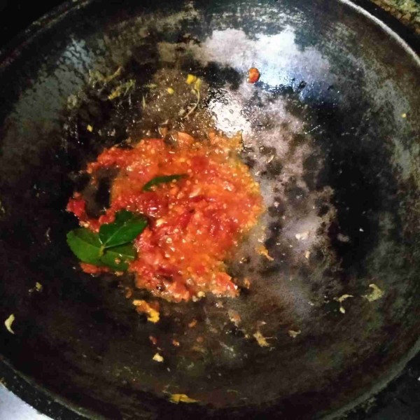 Tumis bumbu halus hingga harum.