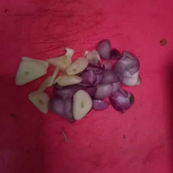 Potong bawang merah, bawang putih, lengkuas, dan cabai.