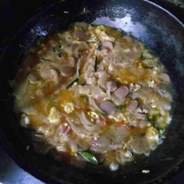 Masukkan mie dan kerupuk udang tambahkan secukupnya air. Masak hingga mendidih dan bumbu meresap dan angkat.