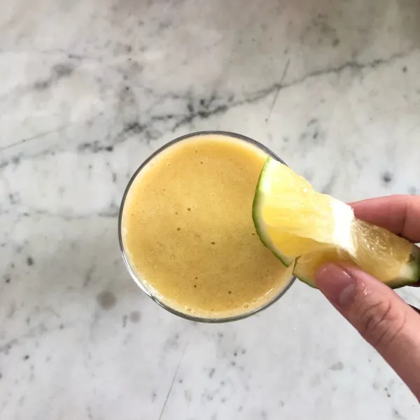 Taruh lemon slice di bawah pinggir gelas. Tuang sebagian smoothies, lalu tambahkan cream cheese dan tuang kembali smoothies hingga memenuhi gelas. Kemudian, berikan garnish di bibir gelas. Sajikan.