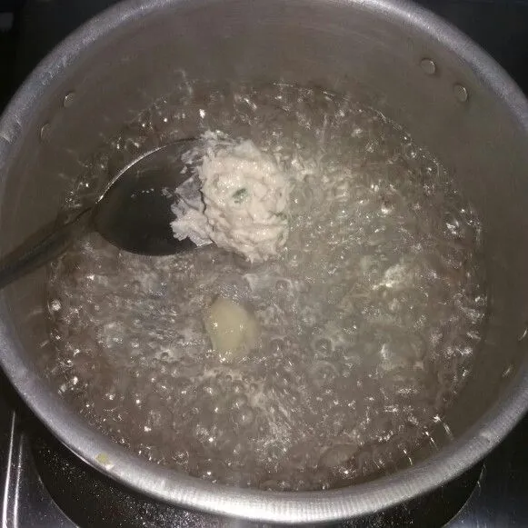Bentuk bulat adonan udang menggunakan sendok, lalu langsung masukkan ke dalam panci. Bentuk seemua adonan hingga habis.