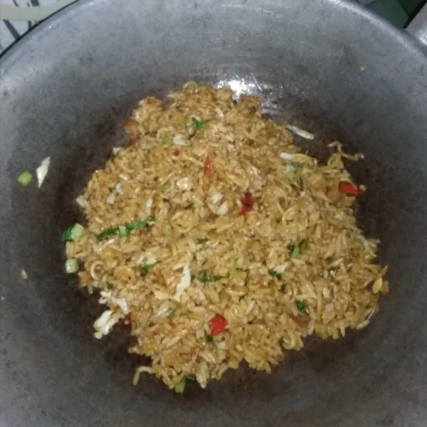 Tuang kecap manis dan bumbu mie instan, aduk rata