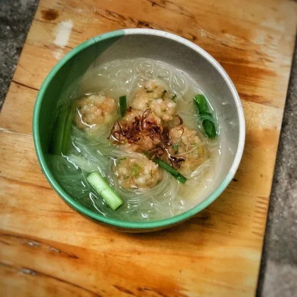 Sajikan hangat dengan taburan bawang goreng.