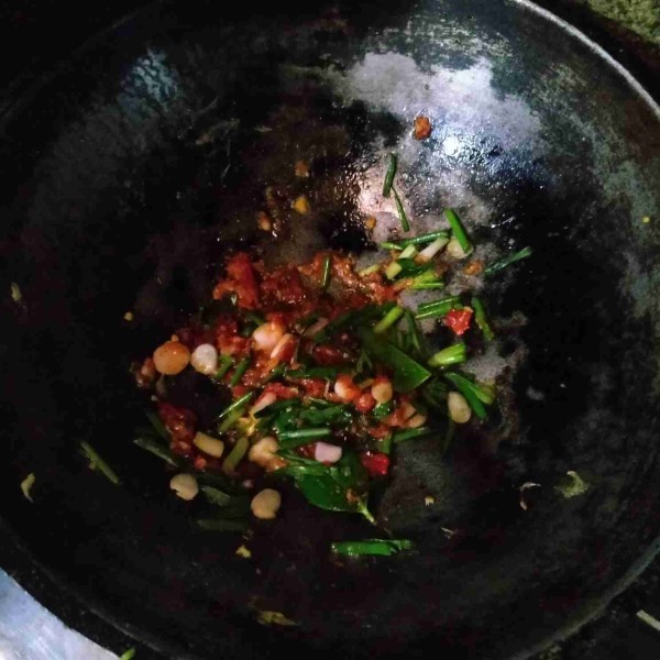 Masukkan bawang daun, oseng hingga layu.