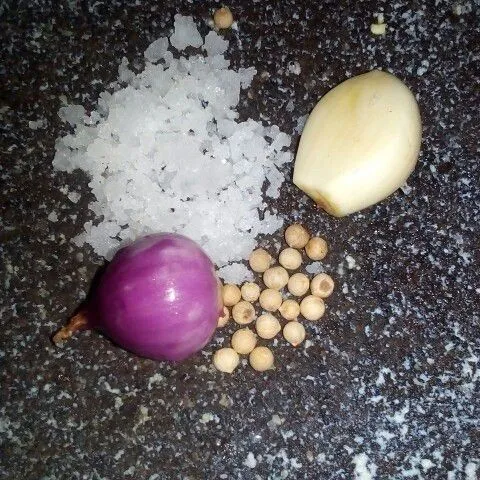 Haluskan 1 siung bawang merah, 1 siung bawang putih,1/2 sdt merica, dan garam secukupnya.
